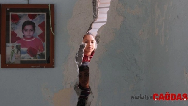 Çocukları ölümün eşiğindeki ailenin evleri yıkılmak üzere