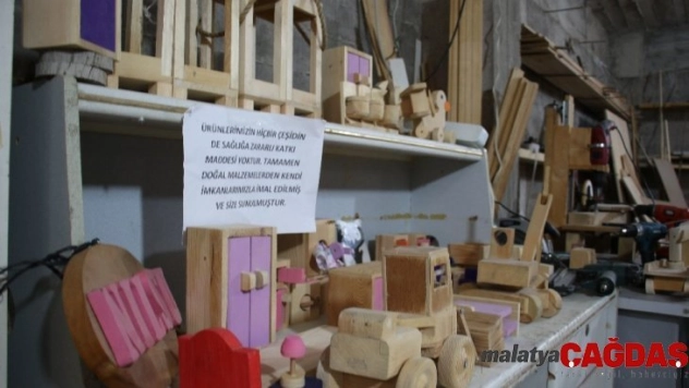 Çocukları zararlı oyuncakla oynamasın diye ahşap oyuncak atölyesi kurdular