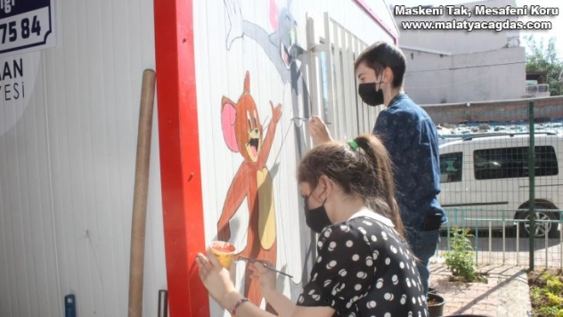 Çocukların mahalle parkına çizdiği resimler büyük beğeni aldı