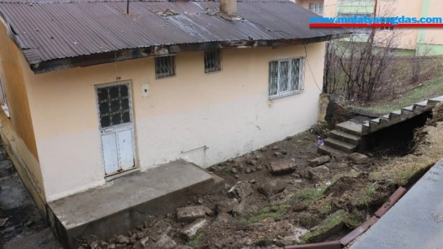 Çocukların saklambaç oynarken kullandıkları istinat duvarı aşırı yağış sonrası çöktü