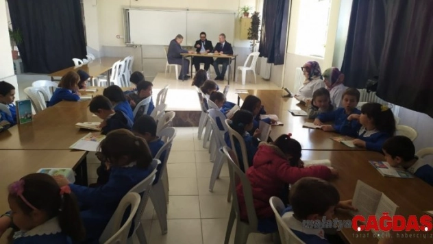 Çocuklarıyla aynı sırada kitap okuyorlar