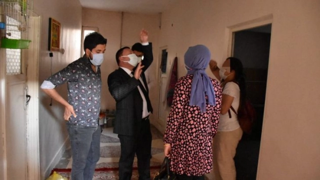 Çocuklarıyla beraber yaşama tutunmaya çalışan annenin harabe evini Bağlar Belediyesi onaracak