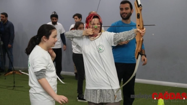 Çocuklarıyla birlikte şampiyonluk için ok attılar