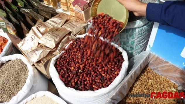 Çok konuşanlara kuşburnu çayı