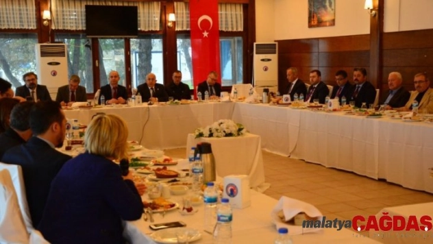 ÇOMÜ Rektörü Prof. Dr. Sedat Murat, belediye başkanlarıyla bir araya geldi