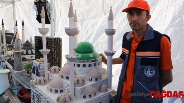 Çöpten tek tek topladıklarını, sanata dönüştürdü