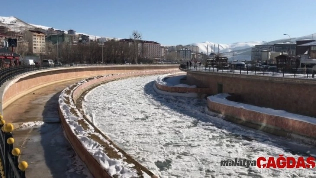 Çoruh Nehri buz tuttu