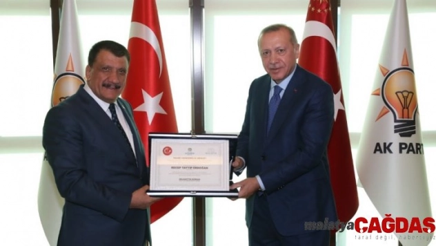 Cumhurbaşkanı  Erdoğan'a fahri hemşehrilik beratı