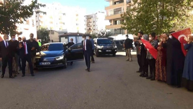 Cumhurbaşkanı Başdanışmanı Aslan, evlat nöbetindeki ailelerle buluştu