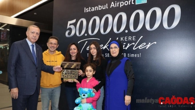 Cumhurbaşkanı Erdoğan 50 milyonuncu yolcuya plaket verdi