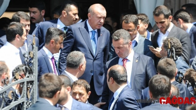 Cumhurbaşkanı Erdoğan'a cuma namazı çıkışında vatandaşlardan yoğun ilgi