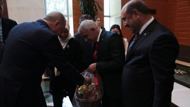 Cumhurbaşkanı Erdoğan a kayısı ikramı