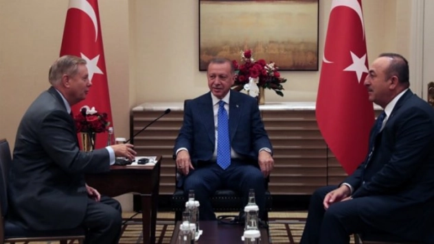 Cumhurbaşkanı Erdoğan, ABD'li senatör Lindsey Graham'ı kaldığı Peninsula Otel'de kabul etti.