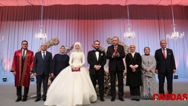 Cumhurbaşkanı Erdoğan, Bakan Turhan'ın oğlunun nikah şahidi oldu