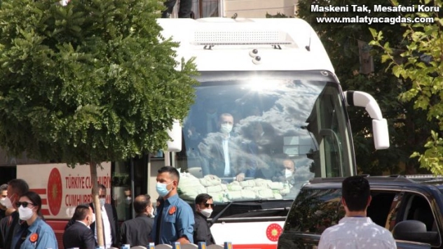 Cumhurbaşkanı Erdoğan Diyarbakır Annelerini kaldıkları çadırda ziyaret etti