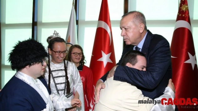 Cumhurbaşkanı Erdoğan engelli öğrenci, sporcu ve sanatçıları kabul etti