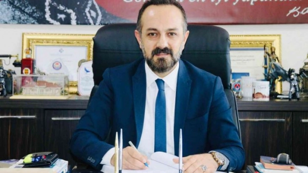 Cumhurbaşkanı Erdoğan'ın karizmatik liderliğinden esinlenerek kitap yazdı