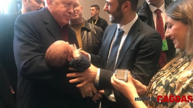 Cumhurbaşkanı Erdoğan, Mahir bebeğe altın taktı
