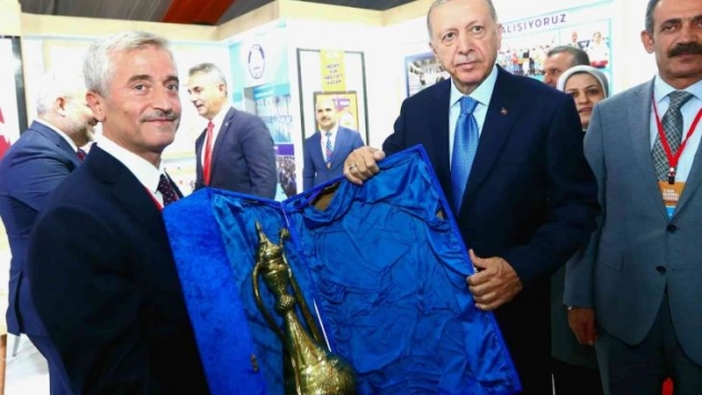 Cumhurbaşkanı Erdoğan Şahinbey standını ziyaret etti