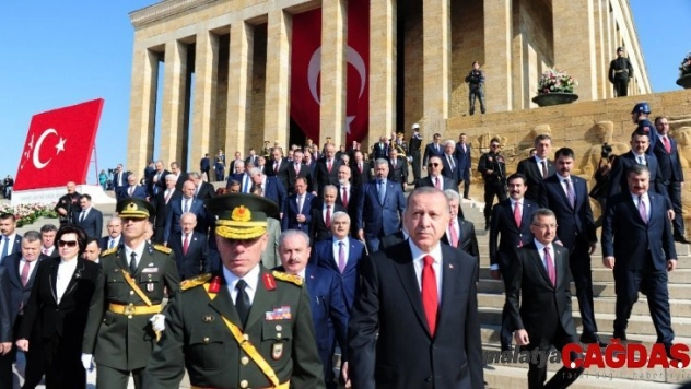 Cumhurbaşkanı Erdoğan ve beraberindeki devlet erkanı Anıtkabir'de