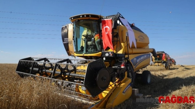 Cumhurbaşkanı Erdoğan yerli elektrikli traktörü kullandı