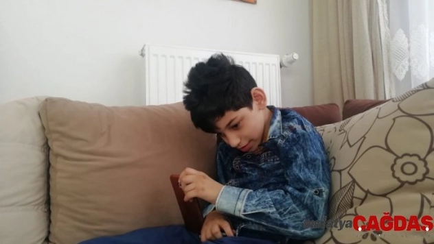 Cumhurbaşkanı hayranı engelli Alperen, her gün miting videolarını izliyor