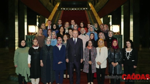 Cumhurbaşkanlığı Erdoğan halı dokuma fabrikasında çalışan kadınları kabul etti