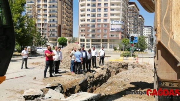 Cumhuriyet Caddesinde İçme Suyu Hattı Döşemesine Başlandı
