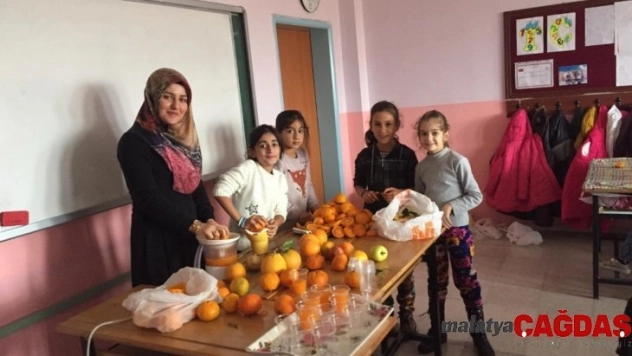 Cumhuriyet İlkokulunda meyve sıkma etkinliği