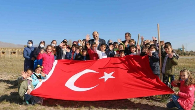 Cumhuriyet'in 98'inci yılında 98 fidan toprakla buluştu