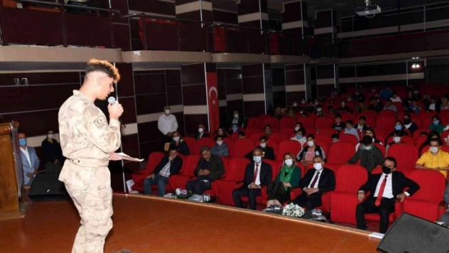 Cumhuriyet şiirleri seslendirildi