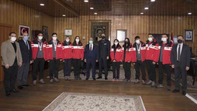 Curling milli takımı sporcuları Atatürk Üniversitesinde