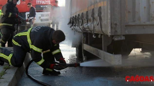 D-100'da seyir halindeki tırda çıkan yangın paniğe neden oldu