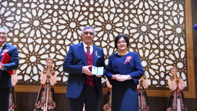 Dadaş Rektöre Kazakistan'dan madalya