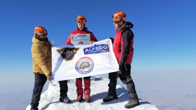 Dağcılar Ağrı Dağı zirvesinde