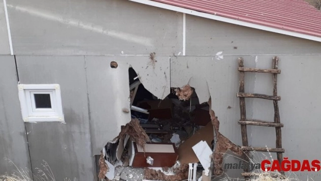 Dağdan kopan devasa kaya evi deldi, içeri girdi