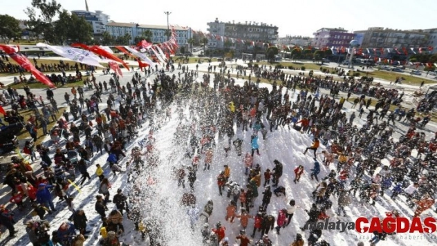 Dağlardan çocuklar için 30 kamyon kar getirildi