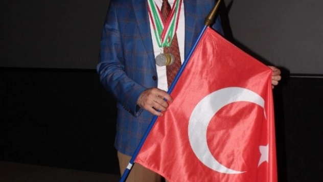 Daire başkanı klavyede dünya şampiyonu oldu