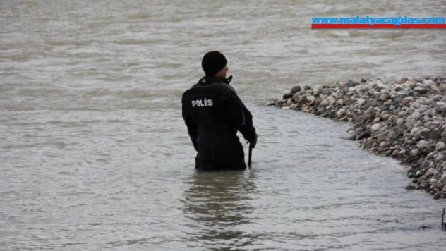 Dalgıçlar kayıp engelli şahsı nehirde arıyor