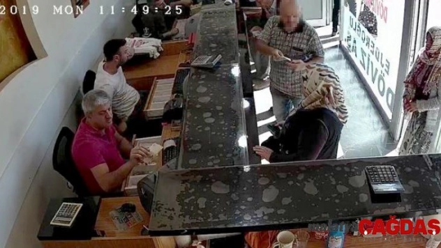 Dalgınlıkla 20 bin lira  verdiği müşteriyi güvenlik kamerasından tespit etti