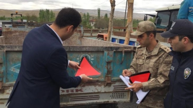 Darende'de sürücülere reflektör dağıtıldı