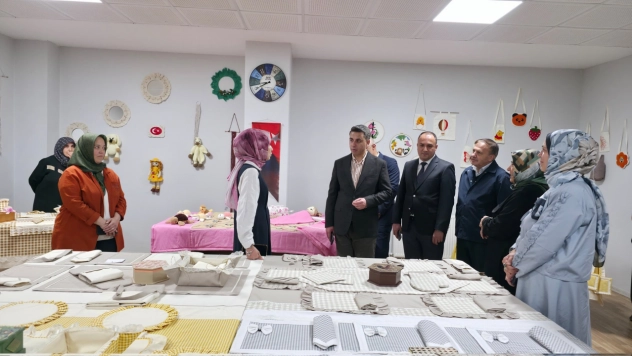 Darende Kaymakamı Gülyer, ADEM Kursiyerlerinin Sergisini Ziyaret Etti