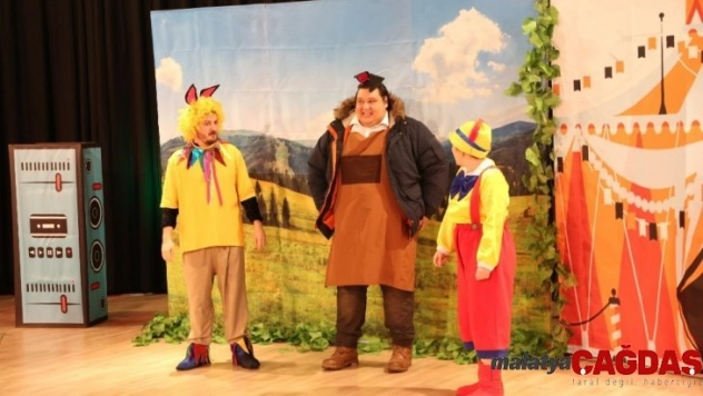 Darıca'da çocuklar İngilizce tiyatro izledi