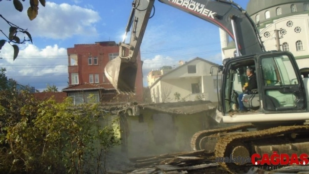 Darıca'da kaçak ve metruk yapılar yıkılıyor