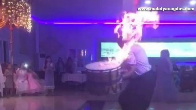 Davulcu, şov uğruna az kalsın kendini yakıyordu