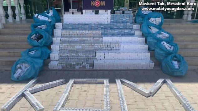 Dedektör köpek tepki verdi, bisküvi kutularından 16 bin paket kaçak sigara çıktı