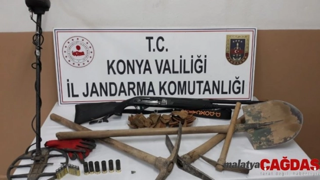 Define ararken jandarmaya yakalandılar