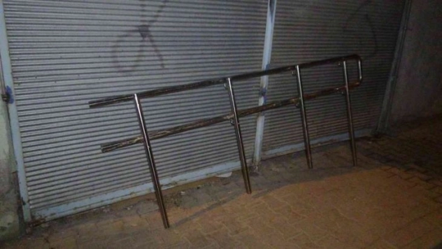 Demir korkulukları çalan şahıslar bekçilerden kaçamadı