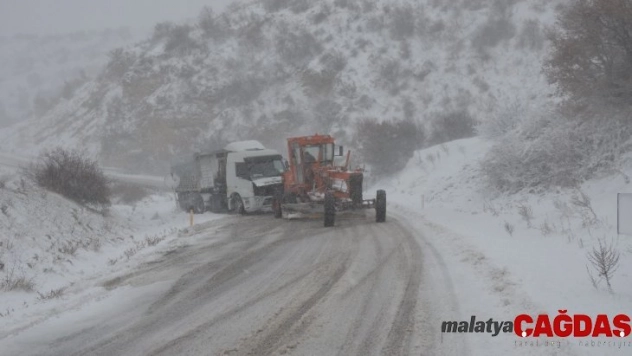 Demirci'de yolda mahsur kalan kamyon kurtarıldı