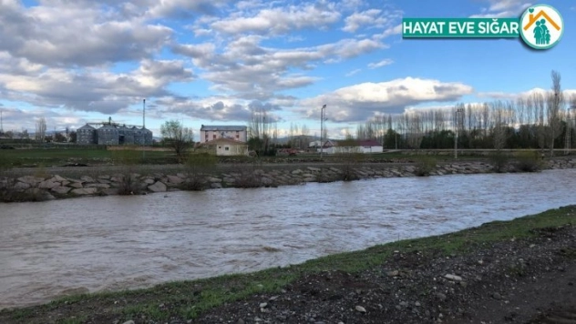 Dengesini kaybederek çaya düşen çocuk kayboldu